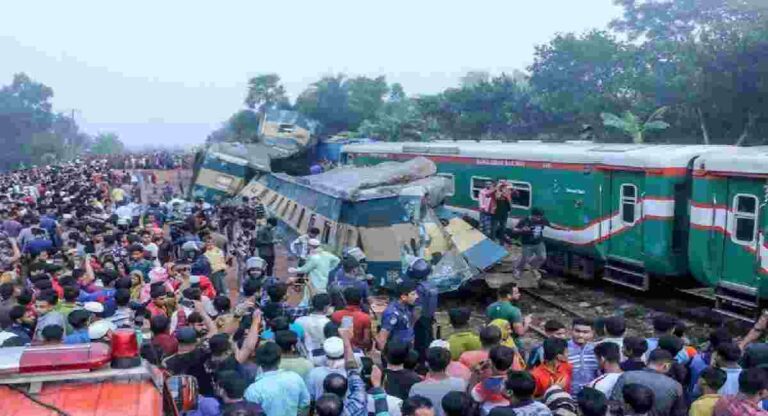 Bangladesh Train Accident : दोन ट्रेन एकमेकांवर आदळल्या; २० जणांचा मृत्यू