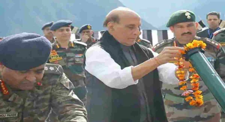 Rajnath Singh : संरक्षणमंत्री राजनाथ सिंह यांनी चीनच्या सीमेवर जवानांसोबत केले शस्त्रपूजन