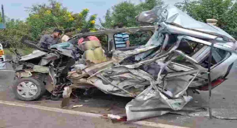 Karad Accident : भरधाव चारचाकीची ट्रकला धडक, बहीण-भावासह तिघांचा मृत्यू