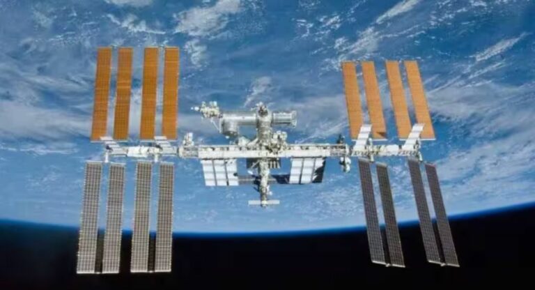 International Space Station : खगोलप्रेमी, अभ्यासकांना आंतरराष्ट्रीय अवकाश स्थानक पाहण्याची पर्वणी; जाणून घ्या वेळ आणि दिशा