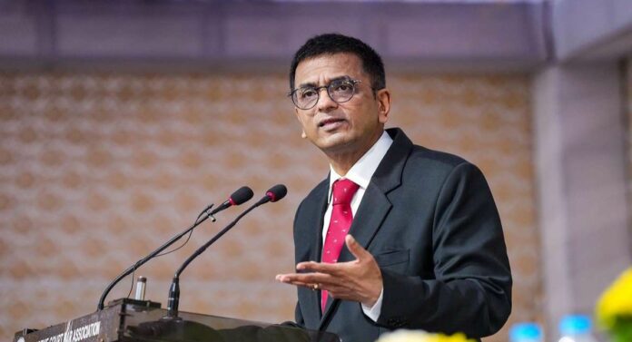 CJI DY Chandrachud : 'न्यायाधीश व्हायचे असेल, तर तंत्रज्ञान शिकावेच लागेल', मुंबई हायकोर्टाच्या कार्यपद्धतीवर सरन्यायाधीशांचे ताशेरे