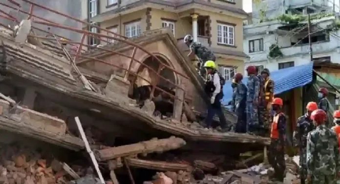 Nepal Earthquake : भूकंपामुळे नेपाळ झाले उध्वस्त १२८ जणांचा मृत्यू ,आकडा वाढण्याची भीती