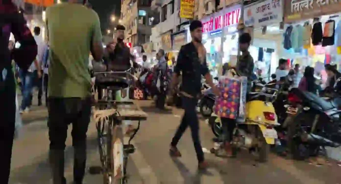 Hawkers Action In Dadar : दादरच्या फेरीवाल्यांवर कारवाई; फेरीवाले एकवटले, स्थानकासमोरच मारला ठिय्या