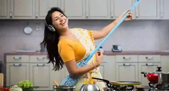 Diwali Cleaning Tips : या टिप्स फाॅलो केल्याने घराची साफसफाई करणे होईल सोपे