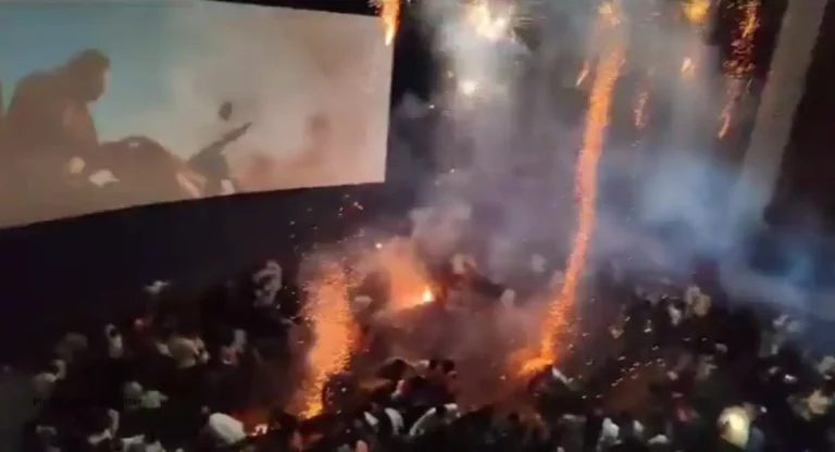 Movie Theater Fireworks : चित्रपटाच्या स्क्रिनिंगदरम्यान सिनेमागृहातच चाहत्यांनी फोडले फटाके