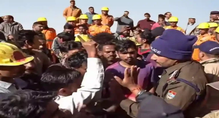 Uttarkashi Tunnel Accident : तीन दिवस उलटूनही मजूर बोगद्यातच ,अन्य कामगारांची निदर्शनं