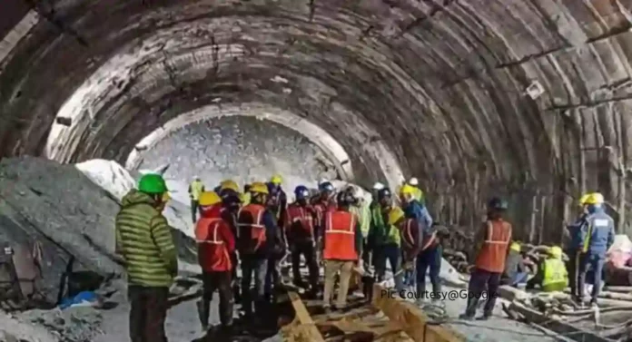 Uttarkashi Tunnel Accident : बोगद्यात अडकलेल्यांसाठी युद्धपातळीवर प्रयत्न, पंतप्रधानांनी घेतला आढावा