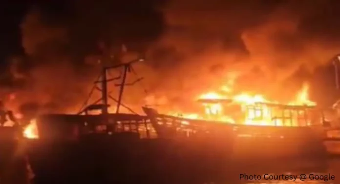 Visakhapatnam Port Fire : विशाखापट्टणम मासेमारी बंदरात सिलिंडरचा स्फोट, 'इतक्या' लाख रुपयांच्या बोटी नष्ट