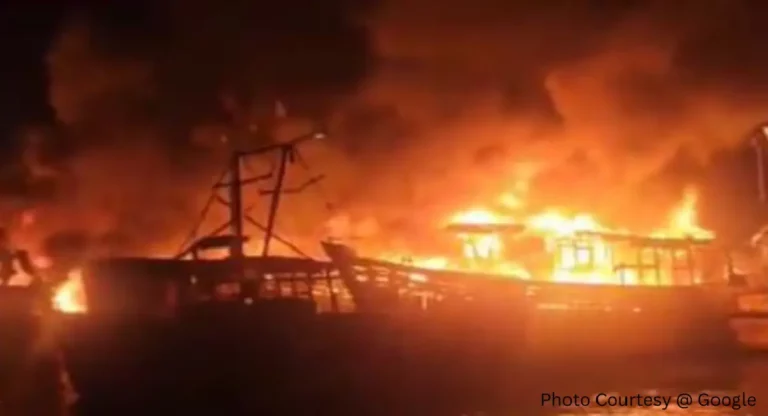 Visakhapatnam Port Fire : विशाखापट्टणम मासेमारी बंदरात सिलिंडरचा स्फोट, ‘इतक्या’ लाख रुपयांच्या बोटी नष्ट