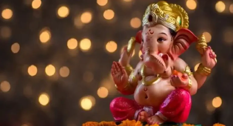 ganesh ji ki aarti lyrics : बाप्पा आला घरी, मग म्हणा ना ही आरती! 