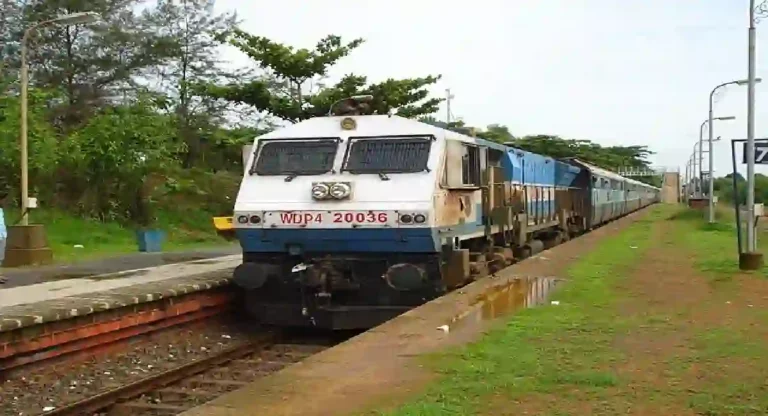 Sawantwadi Station : मांडवी एक्स्प्रेसच्या चाकांतून धूर आल्याने भीतीचे सावट, प्रवाशांची पळापळ