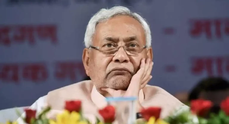 Nitish Kumar : नितीश कुमार यांचे आक्षेपार्ह कृत्य; श्रद्धांजलीसाठीची फुले उधळली