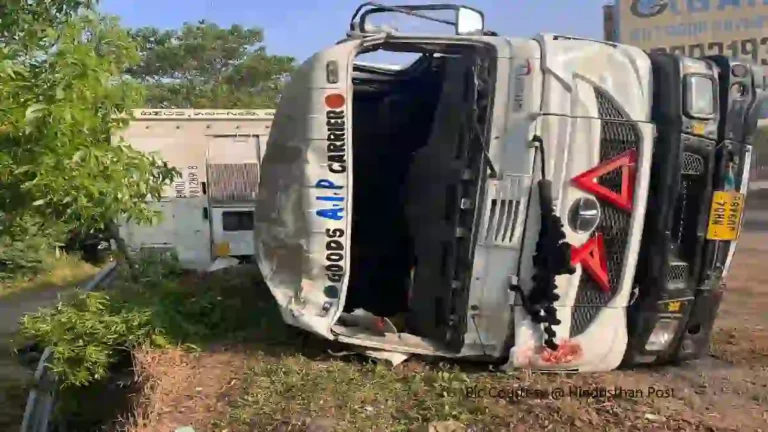 Mumbai-Pune Highway : कंटेनर पलटल्याने दोन दुचाकीला धडक; तिघांचा मृत्यू