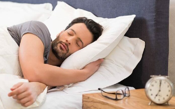 Sleeping Habits : शरीरासाठी रोज 'इतके' तास झोप असते गरजेची