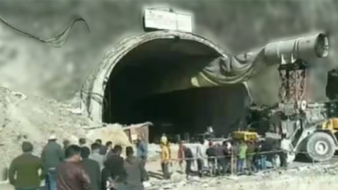 Uttarkashi Tunnel Accident : बांधकाम सुरु असलेल्या बोगद्याचा काही भाग कोसळला,  पन्नासहून अधिक मजूर अडकल्याची भीती