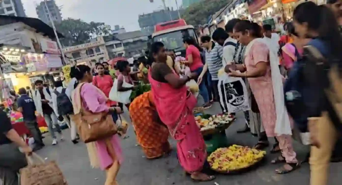 Dadar DSilva Road : फेरीवाल्यांनी डिसिल्व्हा रोड अडवला, वरळी, प्रभादेवीकरांनी घरी कसे जायचे?