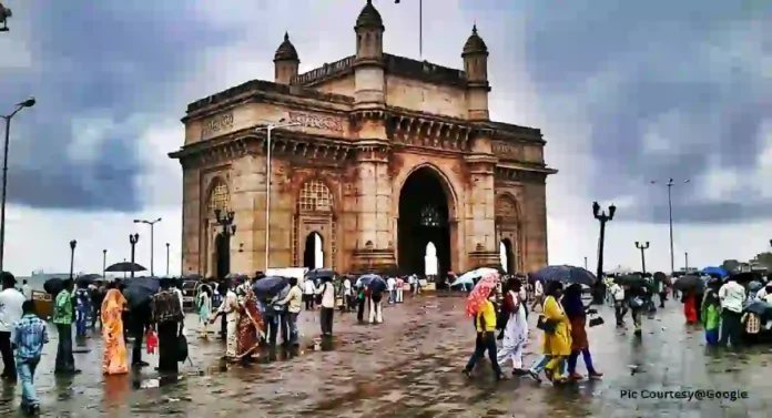 Gateway Of India जवळील अस्वच्छता करणाऱ्या खाद्यपदार्थ विक्रेत्यांवर दंडात्मक कारवाई