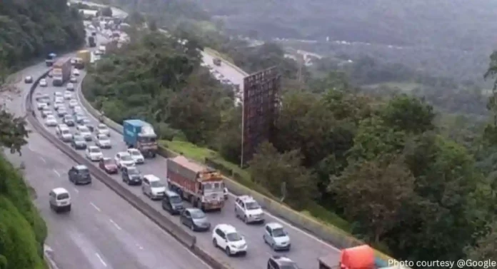 Mumbai Pune Expressway: मुंबई-पुणे द्रुतगती महामार्गावर अवजड वाहनांना बंदी, वाहनचालकांनी 'या' सूचनांची करावी अंमलबजावणी