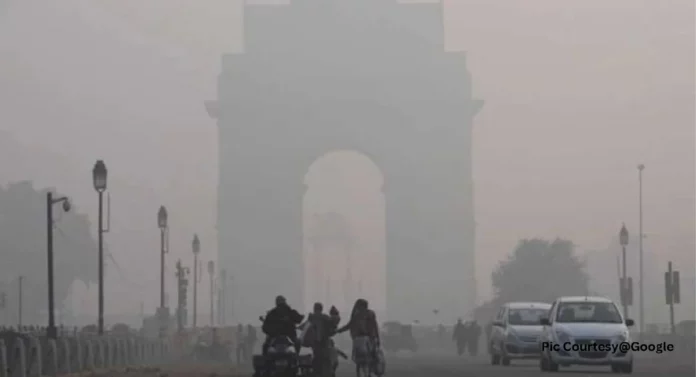 Delhi Fog : राजधानीत दिवसा धुक्याचे साम्राज्य