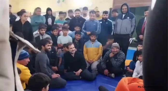 Rahul Gandhi Meets Wrestlers : राहुल गांधी जेव्हा कुस्तीपटूंना जिऊ-जित्सूचे डाव दाखवतात…