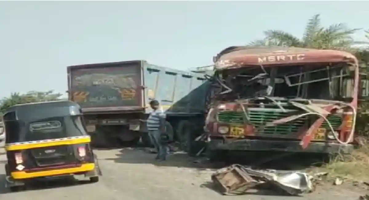 Palghar Accident बस आणि डंपरचा भीषण अपघात दोन चिमुकल्यांचा मृत्यू १५ जण जखमी Marathi 