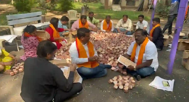 Ayodhya Ram Mandir : घरोघरी दिवाळीसाठी दक्षिण मध्य मुंबई जिल्ह्यात १ लाख १ हजार पणत्यांचे वाटप