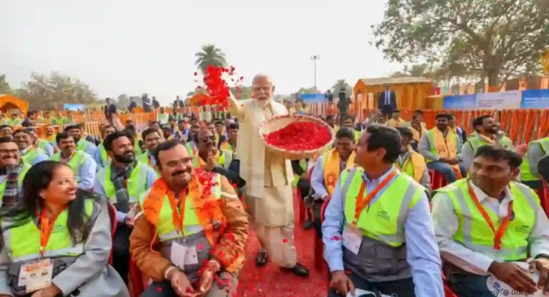 Ram Mandir Pranpratistha: राम मंदिराचे बांधकाम करणाऱ्या मजुरांवर पंतप्रधानांनी केली पुष्पवृष्टी