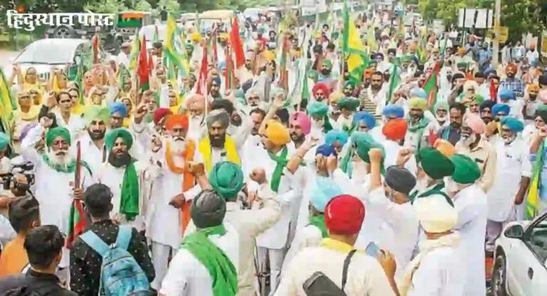 Farmer Protest : सरकारचा प्रस्ताव मान्य होईना; बॅरिकेट्स तोडण्यासाठी शेतकऱ्यांनी आणले JCB