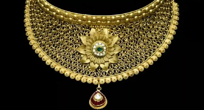 Gold Jewellery Design : सोन्याचे दागिने निवडताना कोणती काळजी घ्याल ?