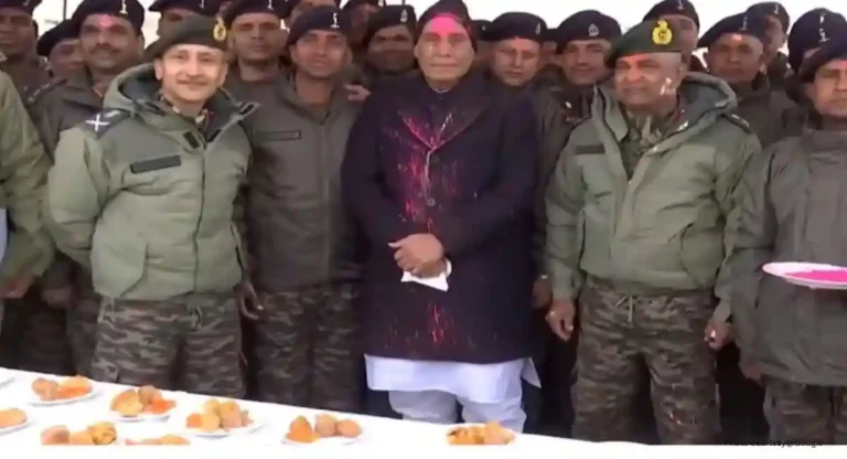 Celebrated Holi With Soldiers: संरक्षण मंत्री राजनाथ सिंह यांनी लेहमध्ये सैनिकांसोबत साजरी केली होळी, शुभेच्छा देताना म्हणाले…