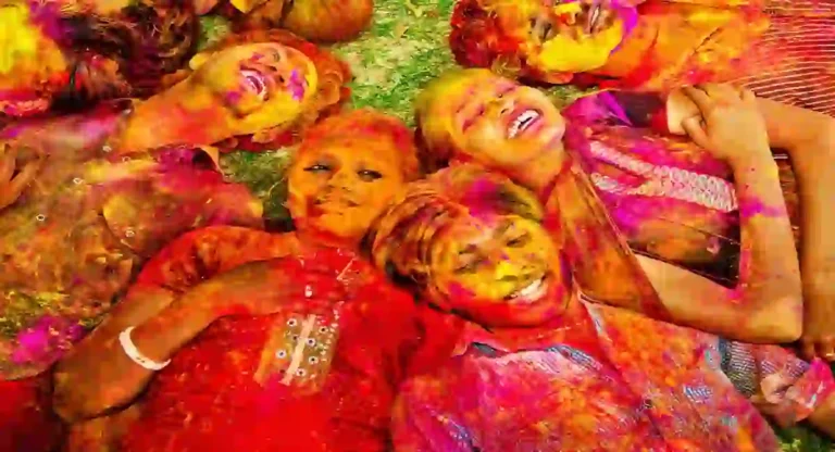 Holika Dahan Wishes in Hindi : तुमच्या मित्रांना आणि कुटुंबियांना होलिका दहनाच्या कशा शब्दांत द्याल शुभेच्छा?