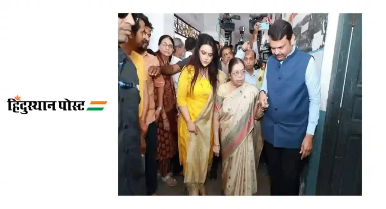 राज्याचे उपमुख्यमंत्री Devendra Fadnavis यांनी सहपत्नीक बजावला मतदानाचा हक्क; आईचा हात पकडलेला फोटो होतोय व्हायरल