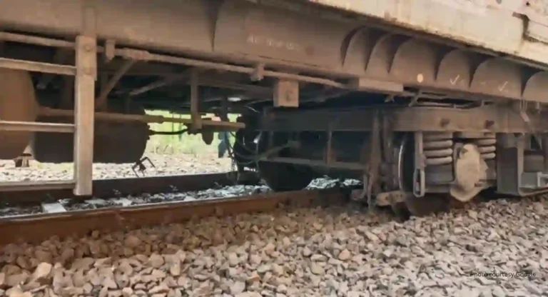 Railway Traffic Disrupted: लोकलच्या डब्याचे चाक रुळावरून घसरल्याने सीएसएमटी ते पनवेल वाहतूक विस्कळीत