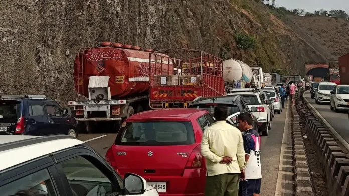 Mumbai Pune Expressway : वाढत्या उन्हामुळे मुंबई-पुणे एक्सप्रेस वेवर अवजड वाहनांना बंदी