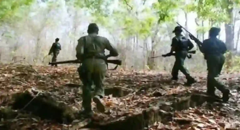 Naxalite  : मतदानाच्या तीन दिवस आधी नक्षलवादी आणि पोलिस यांच्यात चकमक; नक्षल्यांचा कमांडर ठार