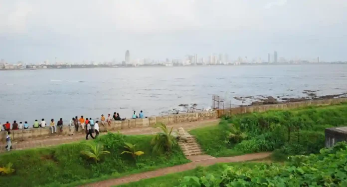 मुंबईतील प्रसिद्ध Bandra Bandstand चा इतिहास तुम्हाला माहिती आहे का ?