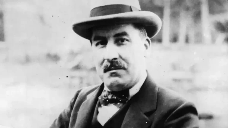 इजिप्शियन स्मारकाचे संशोधक ब्रिटीश पुरातत्वशास्त्रज्ञ Howard Carter