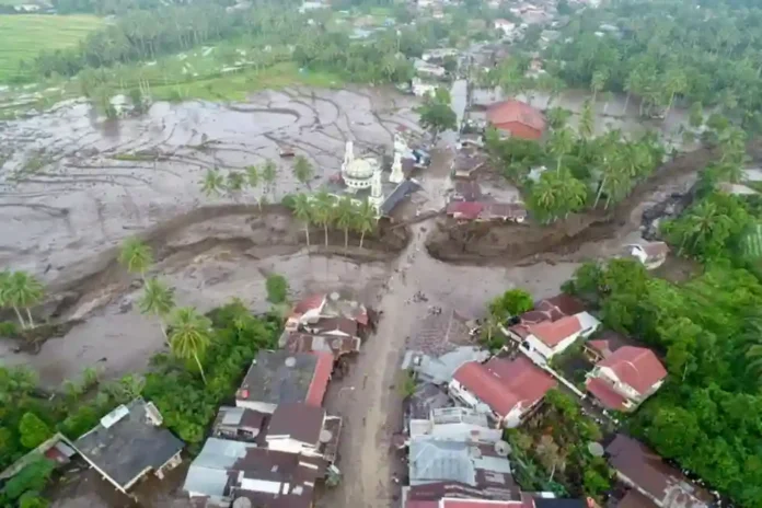 Flood In Indonesia: इंडोनेशियामध्ये पावसाचा हाहाकार! थंड लाव्हामुळे ३७ जणांचा मृत्यू