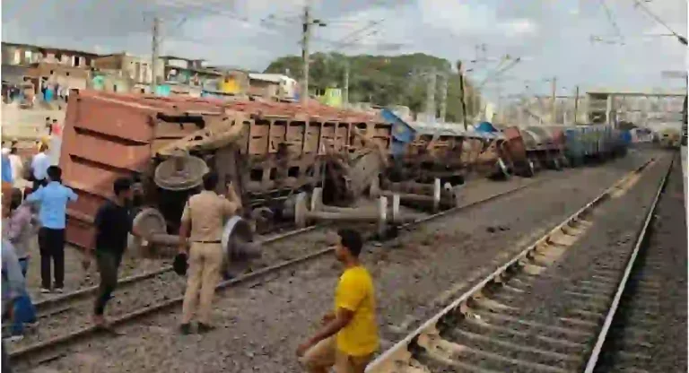 Palghar Railway station मध्ये मालगाडी रुळावरुन घसरली, पश्चिम रेल्वेची वाहतूक विस्कळीत