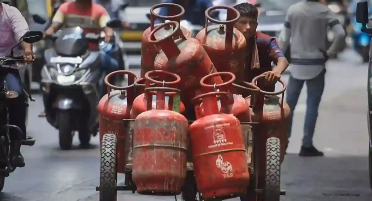 Commercial LPG Cylinders: निवडणूक निकालापूर्वीच सलग तिसऱ्या महिन्यात गॅस सिलिंडर स्वस्त, किती रुपयांची कपात ? जाणून घ्या
