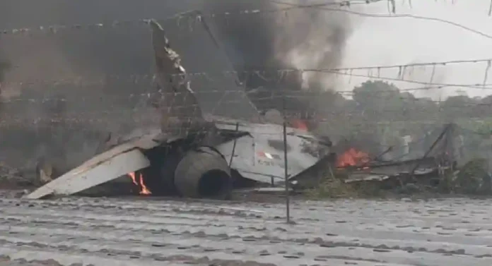 Sukhoi - 30 : निफाडमधील शेतात लढाऊ विमान कोसळले; वैमानिकांचे प्राण वाचले