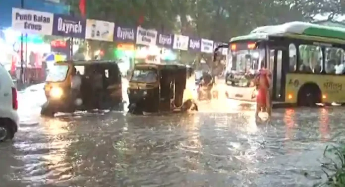 Pune Rains : मॉन्सूनपूर्व पावसातच पुण्याची दाणादाण; झाडे कोसळली, रस्त्यांच्या बनल्या नद्या, वाहतुकीची कोंडी