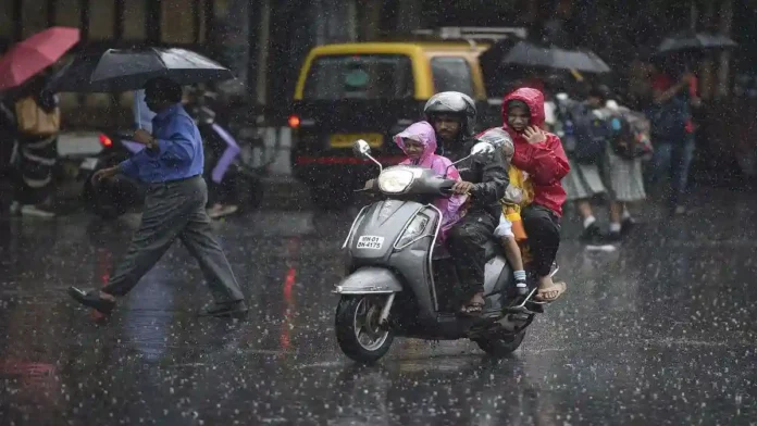 Rain Alert : मुंबई-ठाण्यात रविवारपासून ३ दिवस मुसळधार पाऊस, राज्यातील 'या' जिल्ह्यांनाही काळजी घेण्याचे आवाहन; वाचा हवामान खात्याचा इशारा
