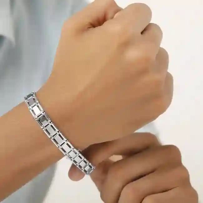 Silver Bracelet For Men: मित्राला भेट देण्यासाठी चांगल्या डिझाइन्सचे चांदीचे ब्रेसलेट शोधताय? ‘हे’ नक्की वाचा