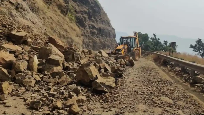 anuskura ghat land slide: अणुस्कुरा घाटात दरड कोसळली; कोकणात जाणारी वाहतुक ठप्प