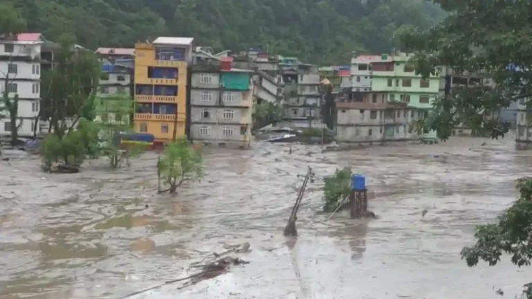 Sikkim Flood : सिक्कीममध्ये पावसाचा हाहाकार! हजारो पर्यटक अडकले, 6 जणांचा मृत्यू