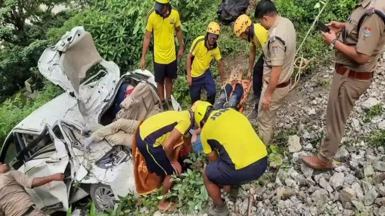 Badrinath Accident: भाविकांची बस नदीत कोसळली; १२ जणांचा मृत्यू तर ५ जखमी