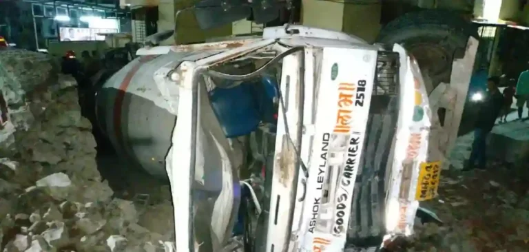 Thane Mumbra Accident : ठाण्यात विचित्र अपघात! सिमेंट मिक्सर वाहन सोसायटीमध्ये उलटला, एका मुलाचा मृत्यू, ६ जखमी