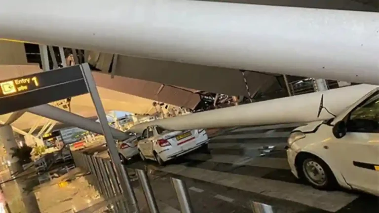 Delhi Airport Roof Collapses: दिल्ली एअरपोर्टचं छत कोसळलं; गाड्यांचा चक्काचूर