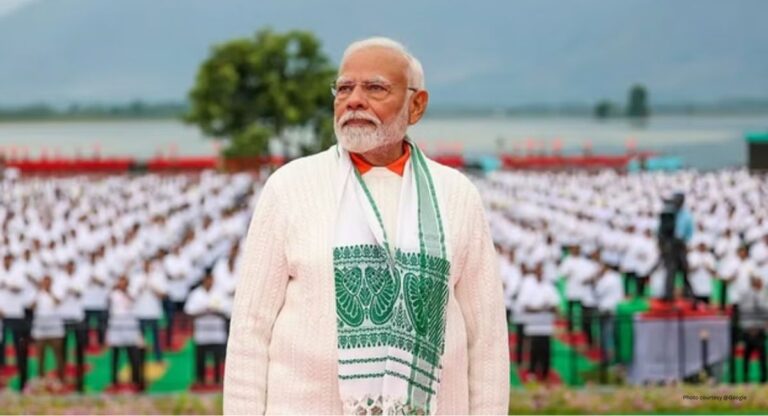 Yog Din 2024: मोदींनी परिधान केलेल्या ‘गमछा’कडे नेटकरी आकर्षित! काय आहे वैशिष्ट्य?